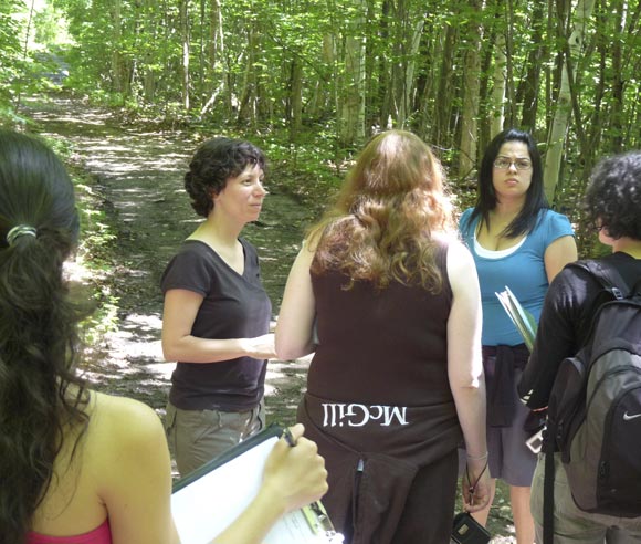 Photo of Isabelle Aubin and her students, in the Mont Saint-Hilaire forest
