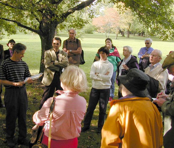 Photo de visiteurs à l'Arboretum du Jardin botanique de Montréal