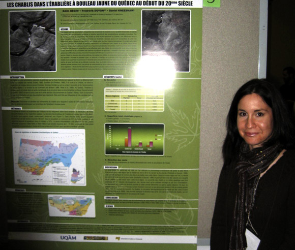 Photo of Édith Bégin at a conference, next to a poster presenting her research