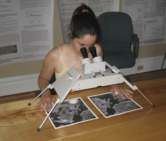 Photo of Édith Bégin using a stereoscope