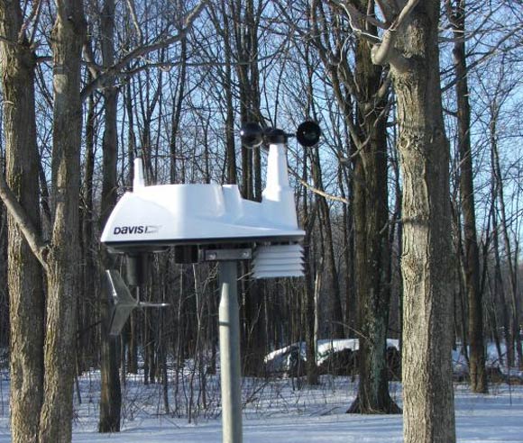 Photo d'une station météorologique en forêt